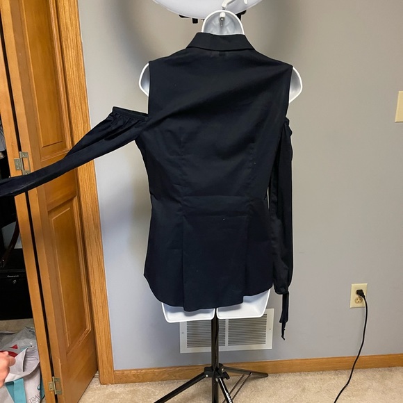 Tailored fit, button-down shirt with open-shoulder design - Picture 4 of 8